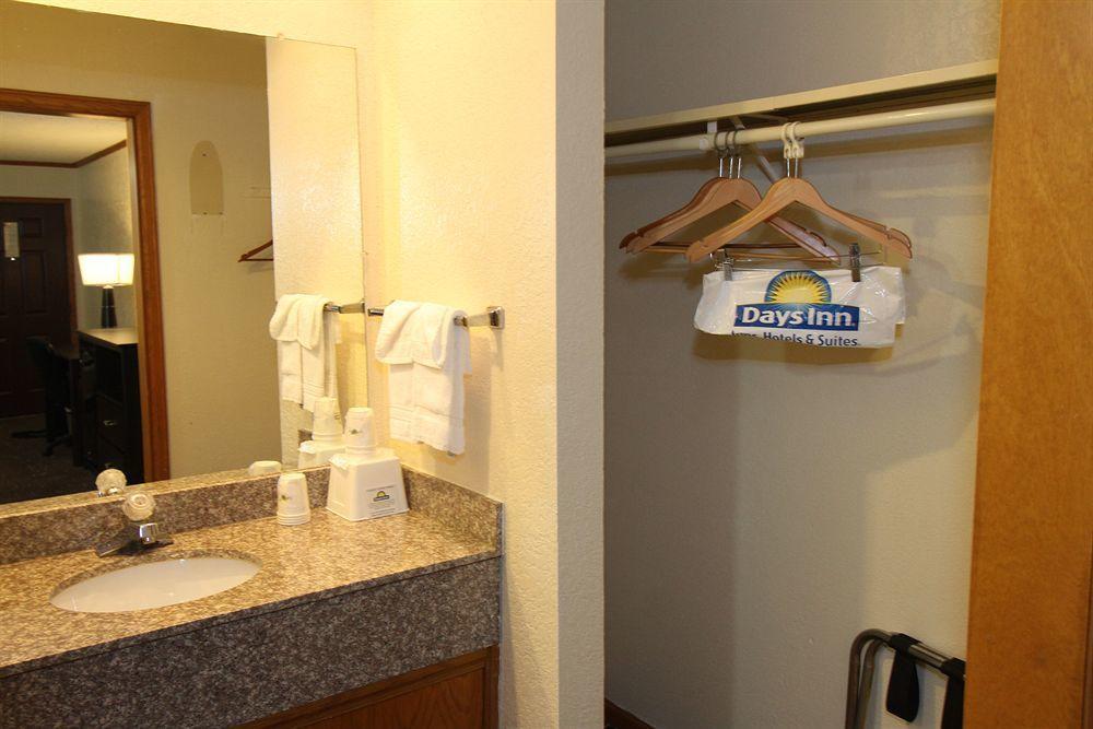 Days Inn Kansas City-Worlds Of Fun Exteriör bild